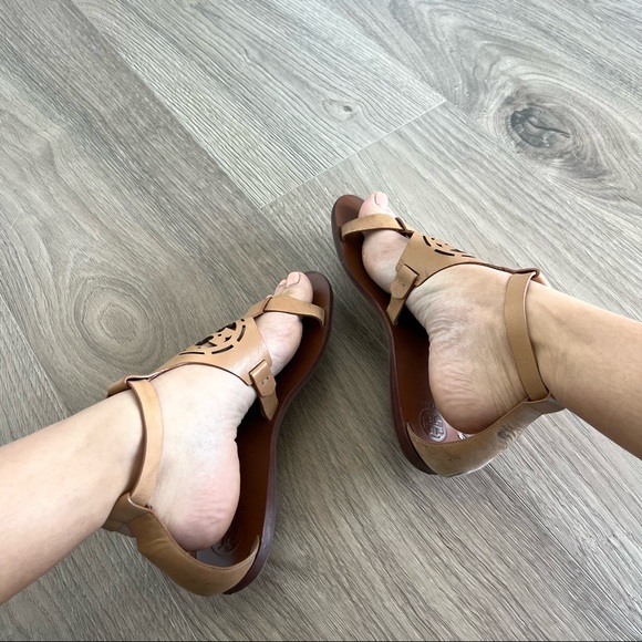 Tory Burch Zoey Sandals Thongs Tan Leather Logo Ankle Strap Shoes - Picture 2 of 4